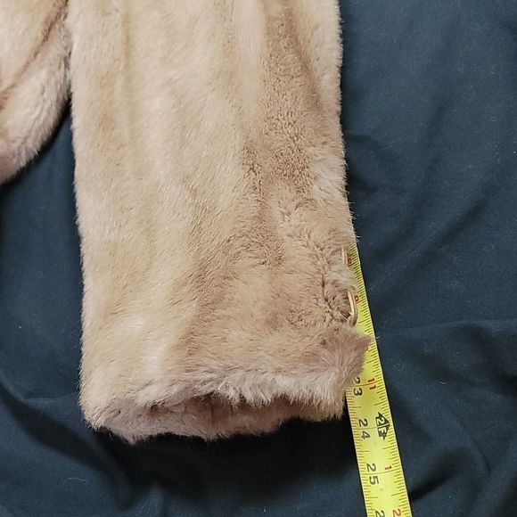 Beautiful Vintage Woman's Faux Fur Waist Length Jacket - Picture 12 of 12